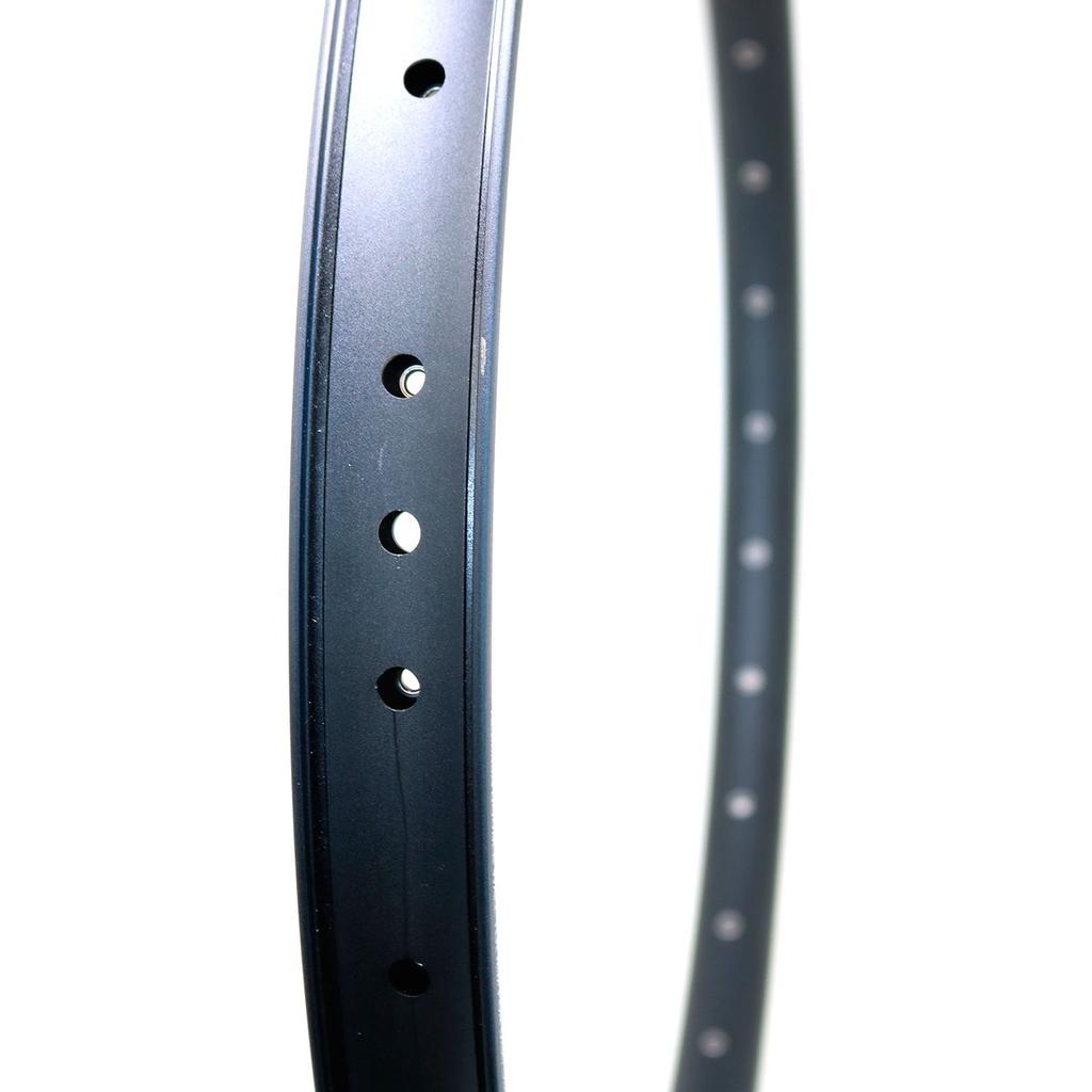 Llanta U40 Tl 29" Ojetillos 32H Schrader - Color: Negro